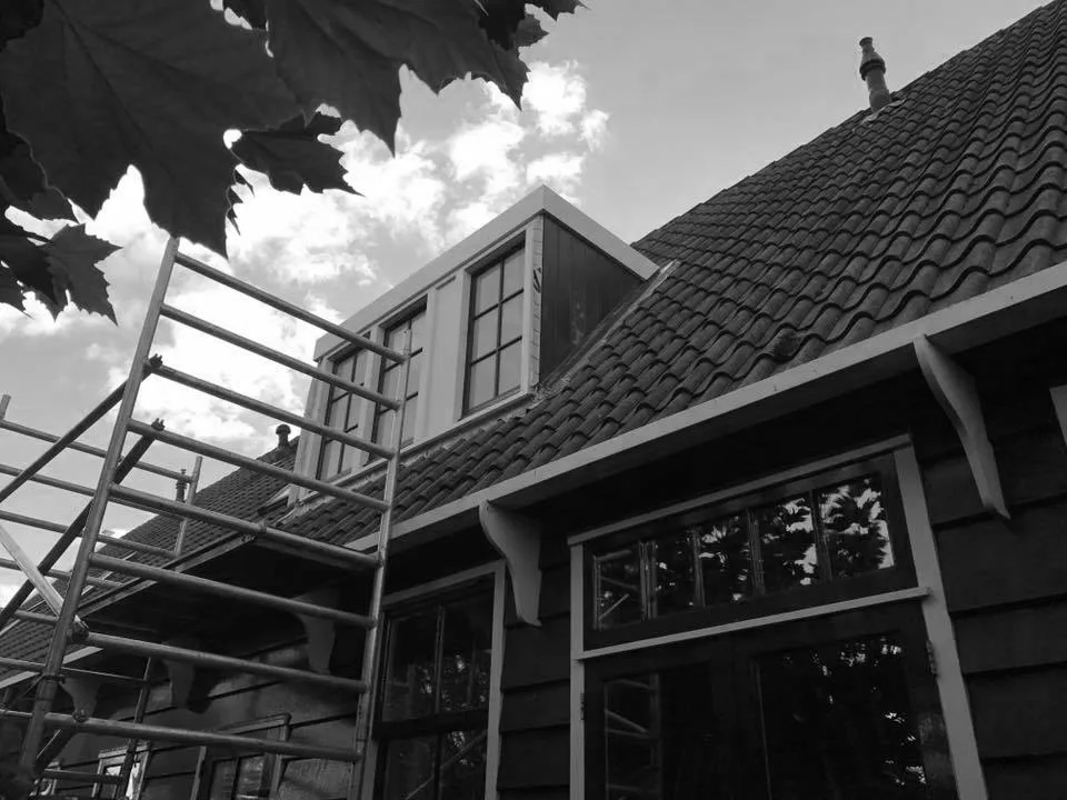 Dakkapel en steiger aan een houten woning